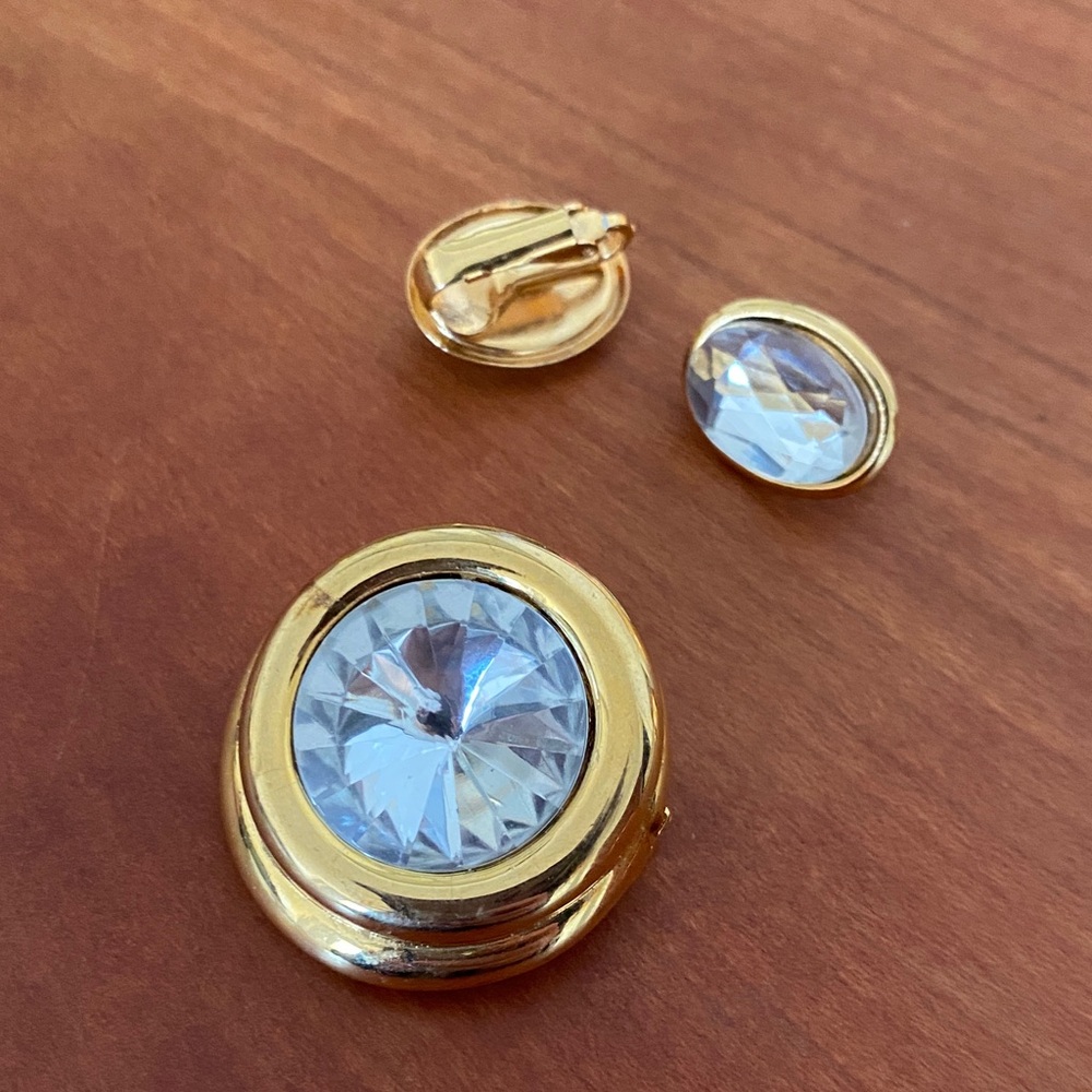 Elegant Vintage Gold Toned Brooch and Clip Earrings Women's Jewelry Set